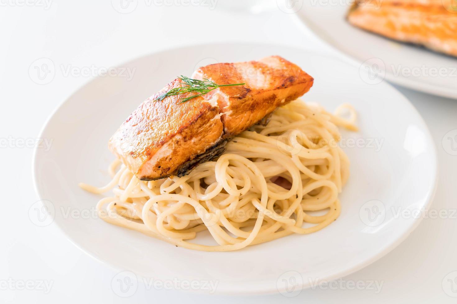 molho de creme de espaguete com salmão grelhado foto