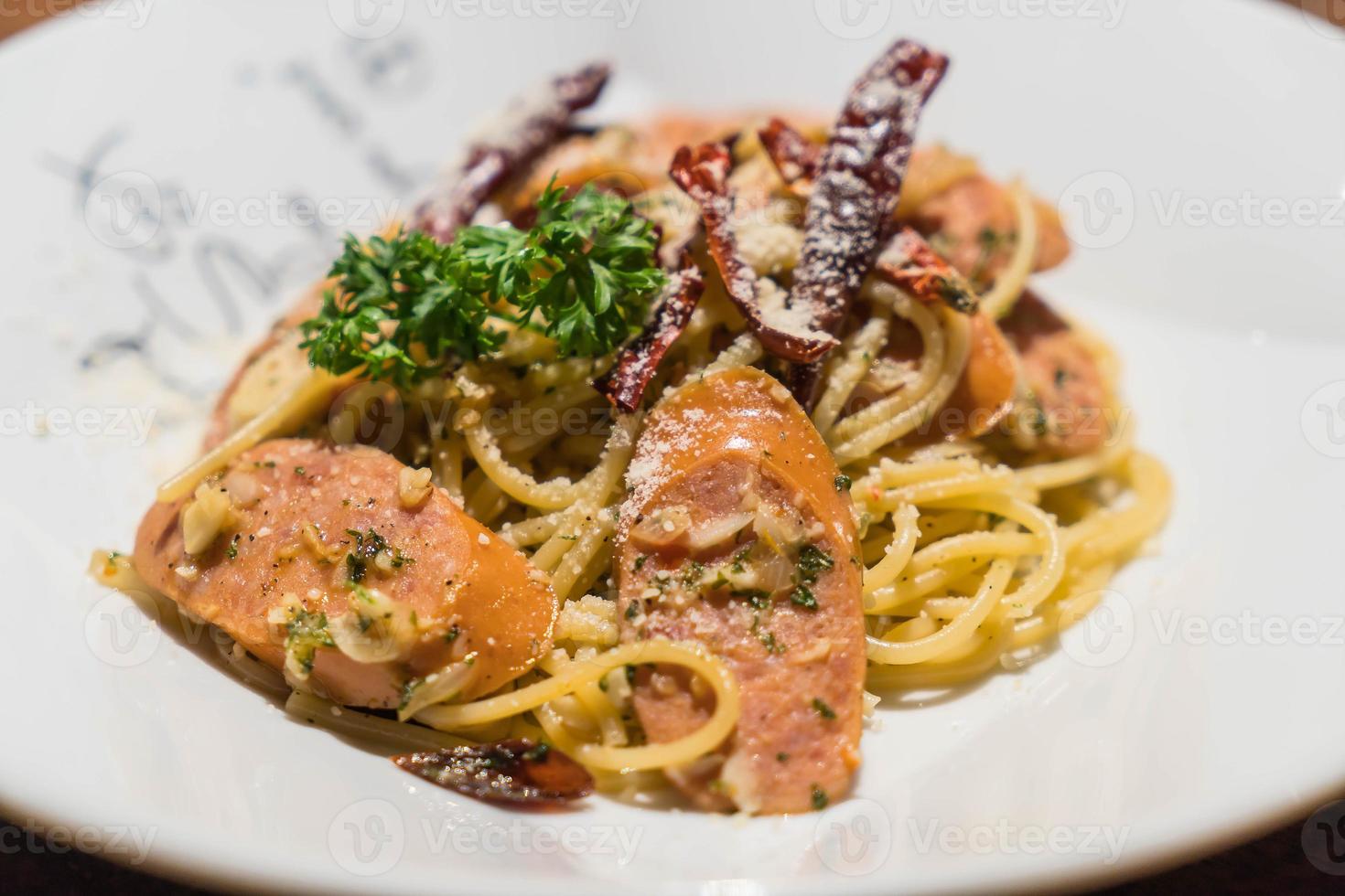 macarrão frito com linguiça alemã foto