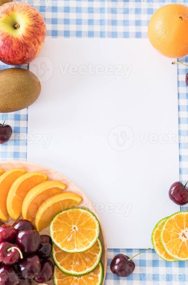 Misto de frutas fatiadas em tigela de madeira foto