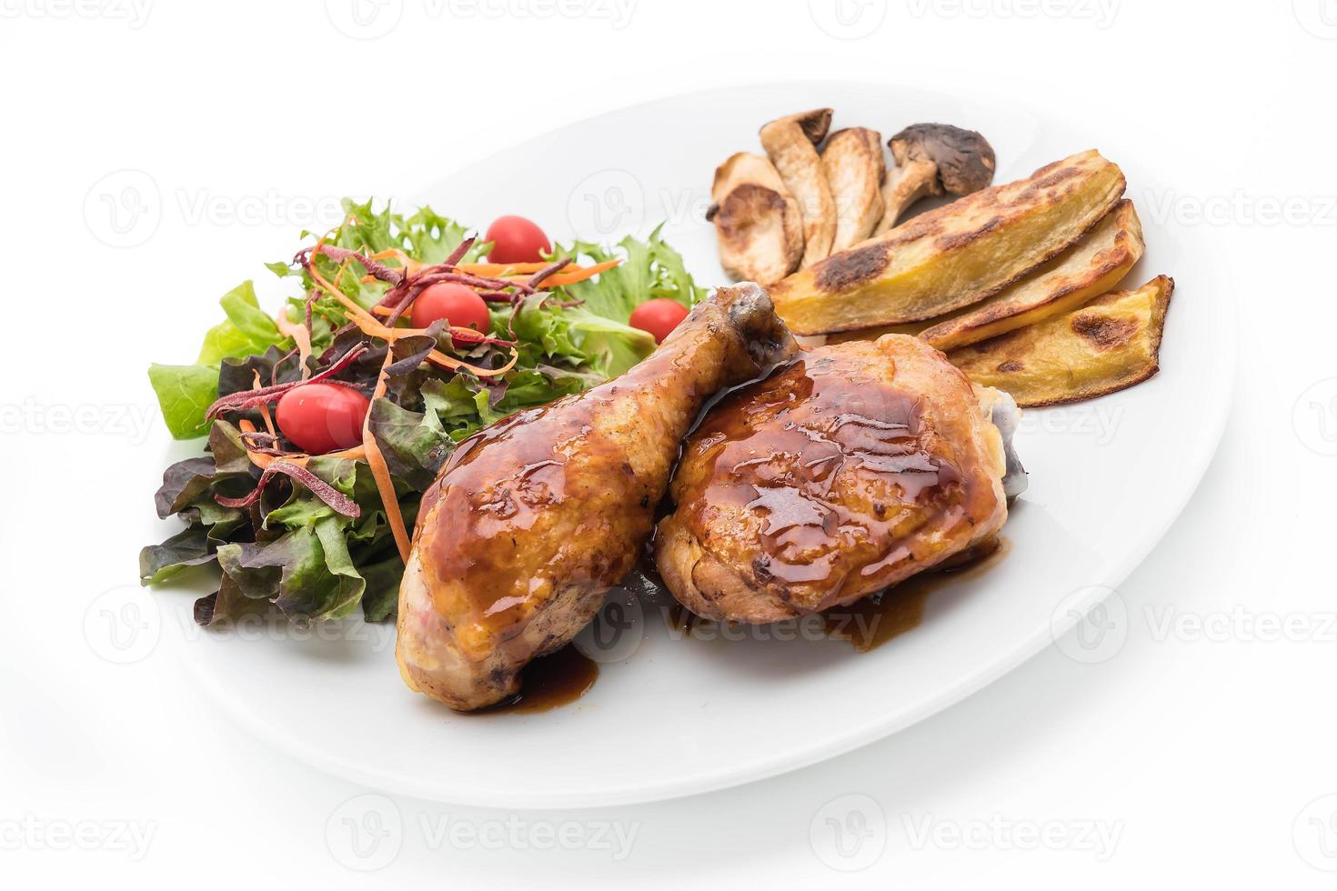 Bife de frango grelhado com molho teriyaki na mesa de jantar foto