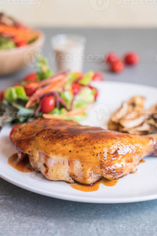 Bife de frango grelhado com molho teriyaki na mesa de jantar foto