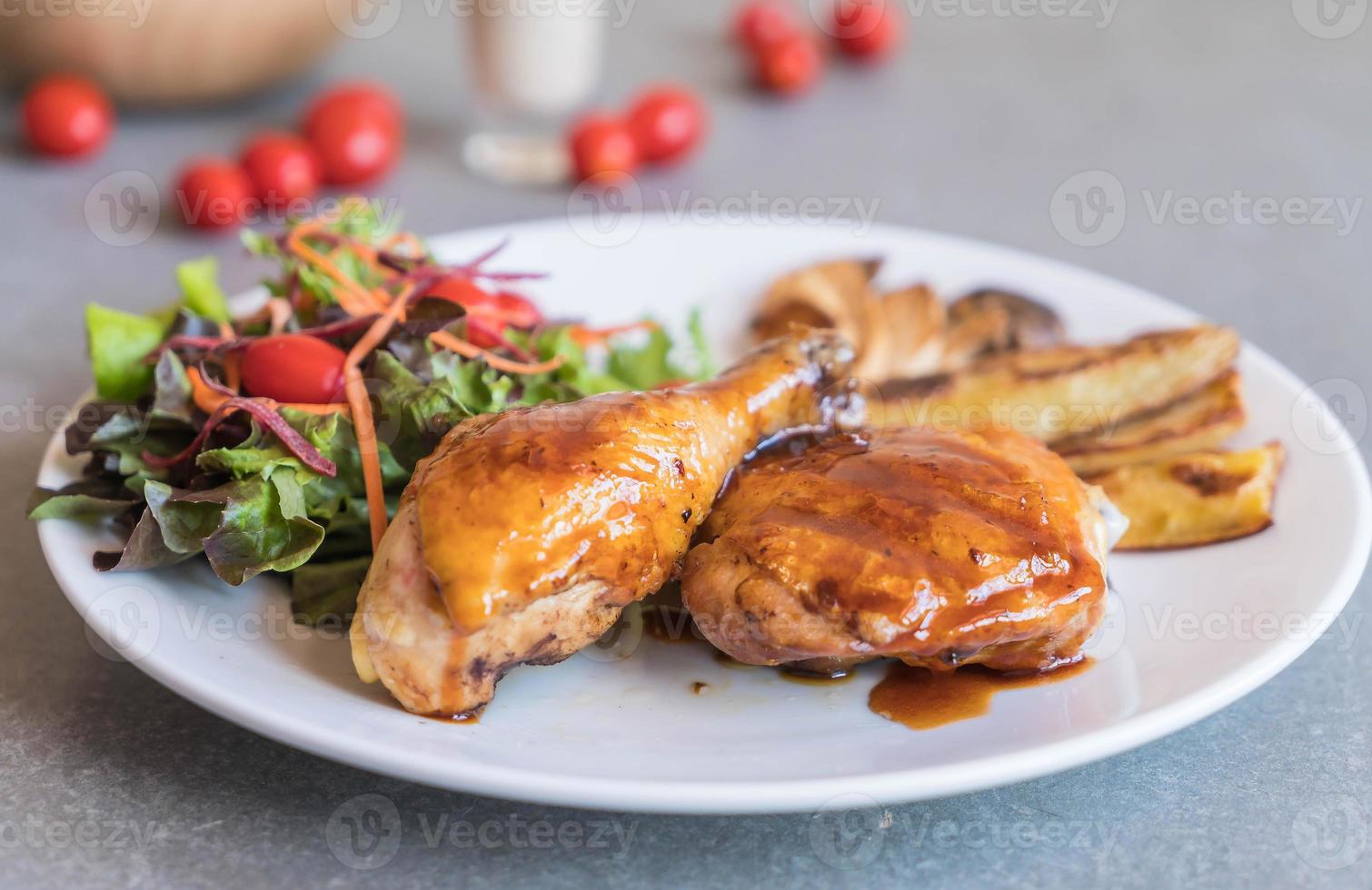 Bife de frango grelhado com molho teriyaki na mesa de jantar foto