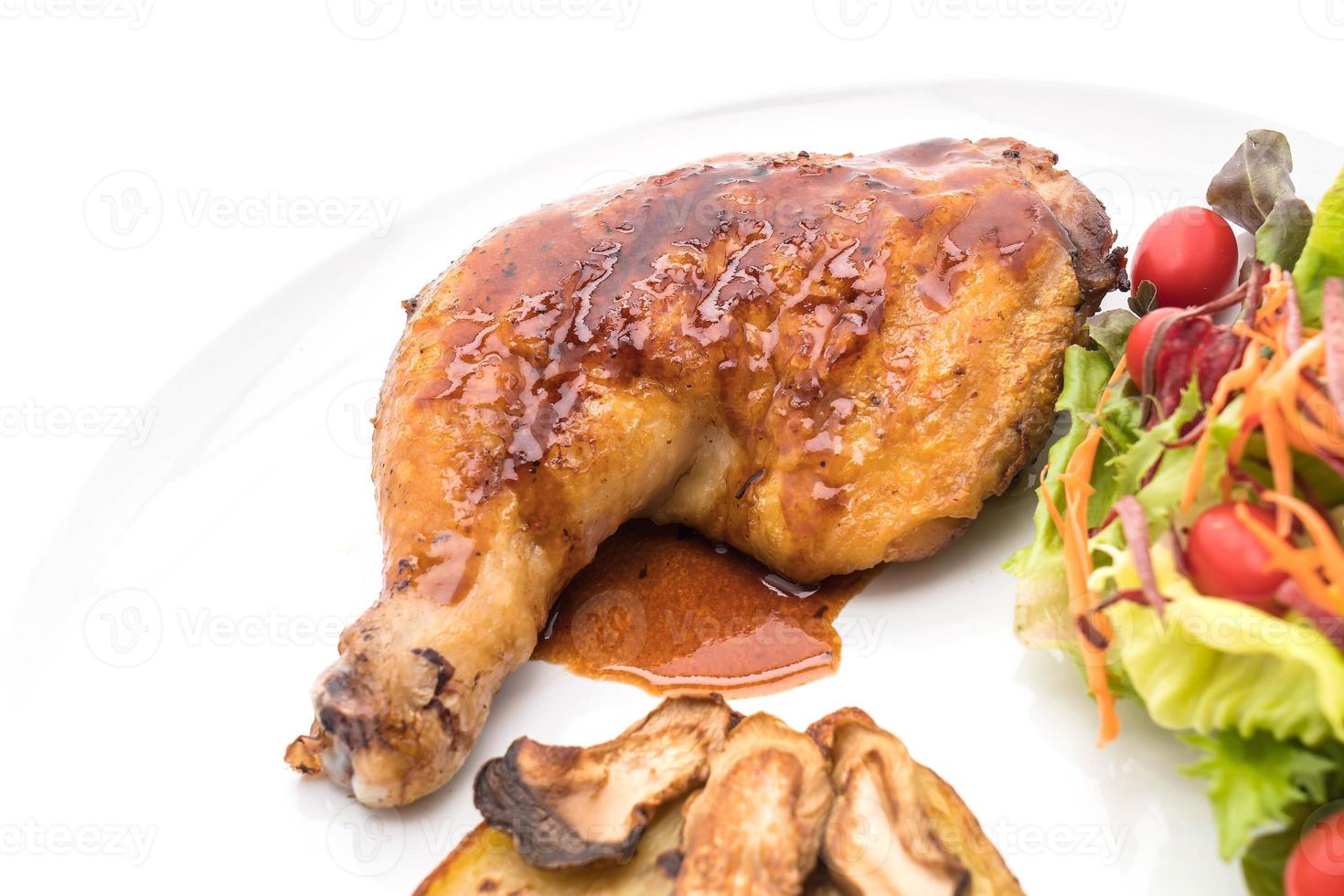 Bife de frango grelhado com molho teriyaki na mesa de jantar foto