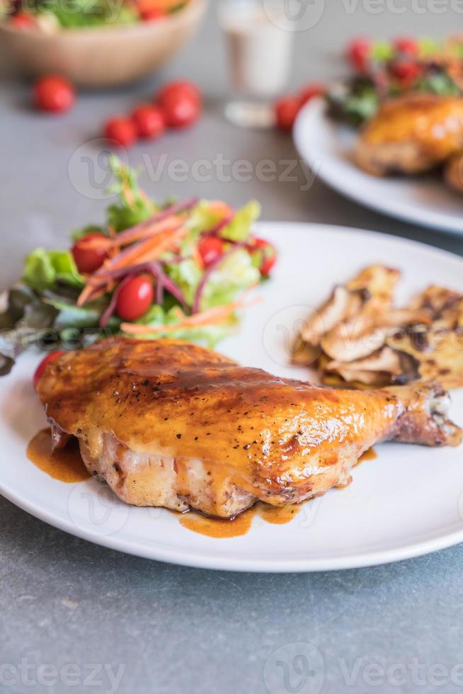 Bife de frango grelhado com molho teriyaki na mesa de jantar foto