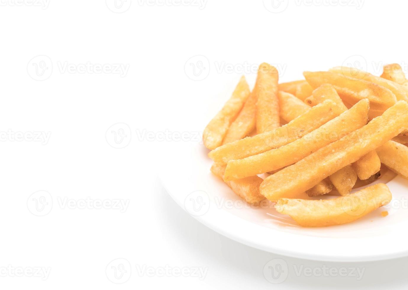 batatas fritas em fundo branco foto
