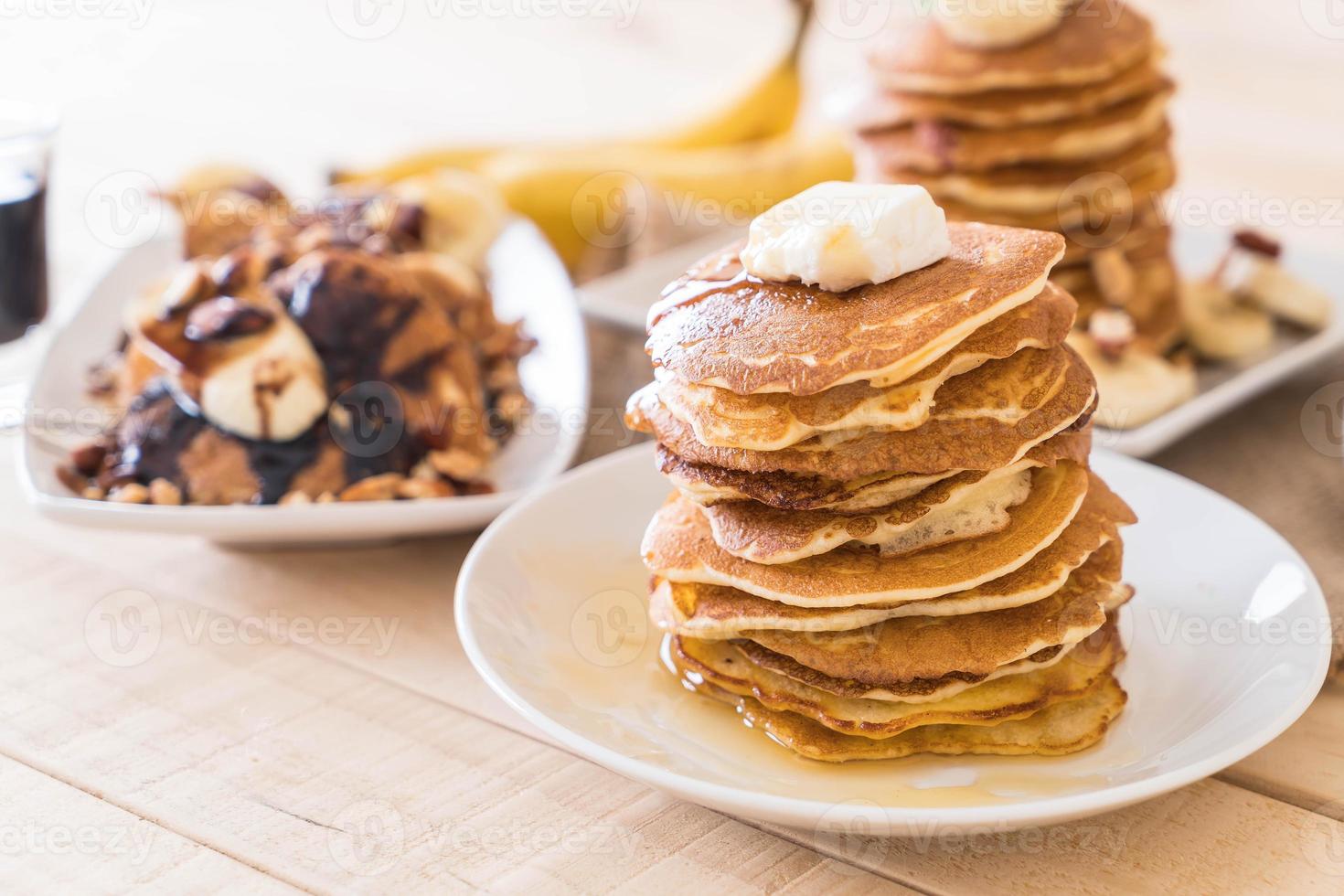 menu de panquecas mistas - panqueca de amêndoa e banana com calda de chocolate, panqueca de amêndoa e banana com mel e panqueca de queijo foto