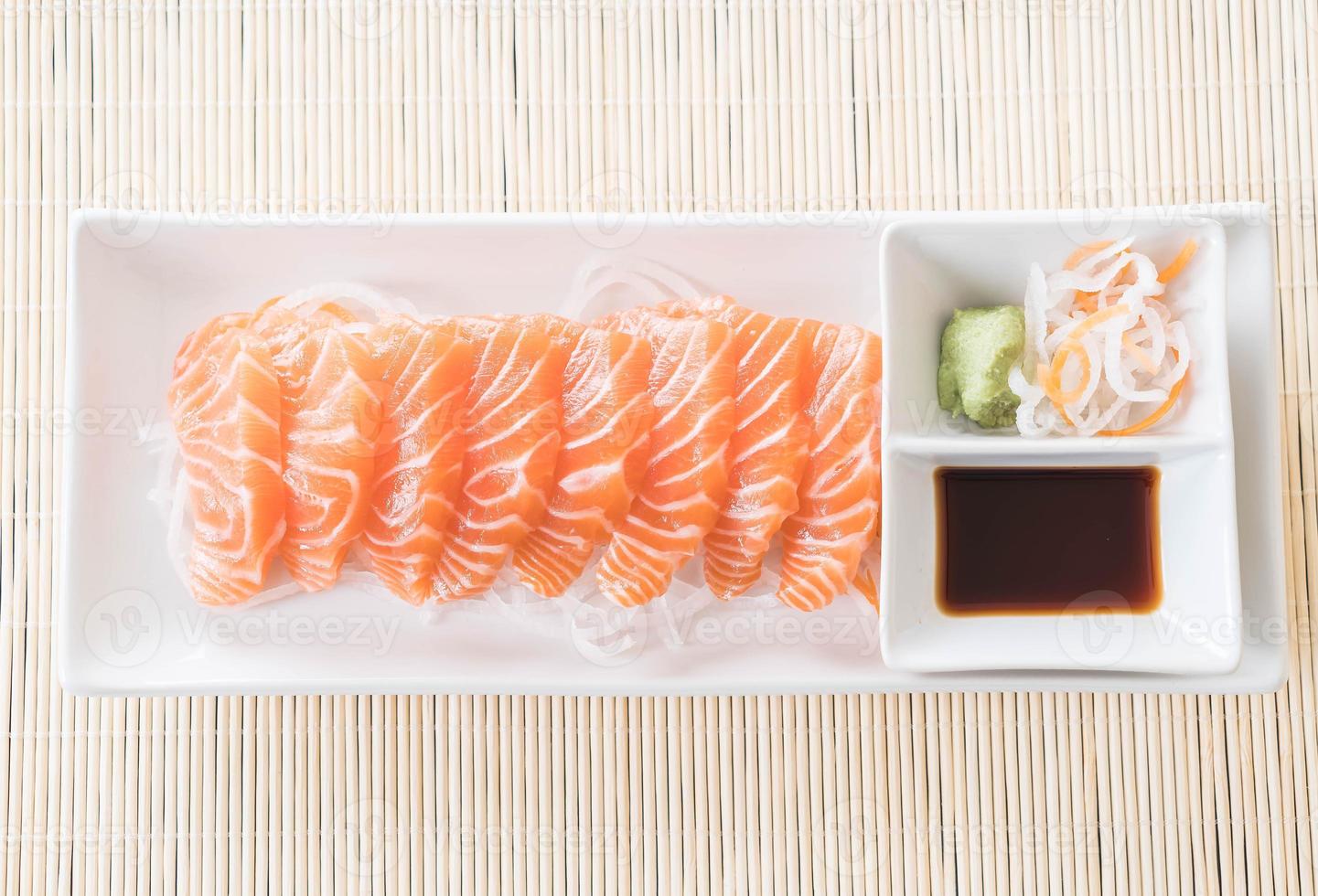 sashimi cru de salmão - comida japonesa foto