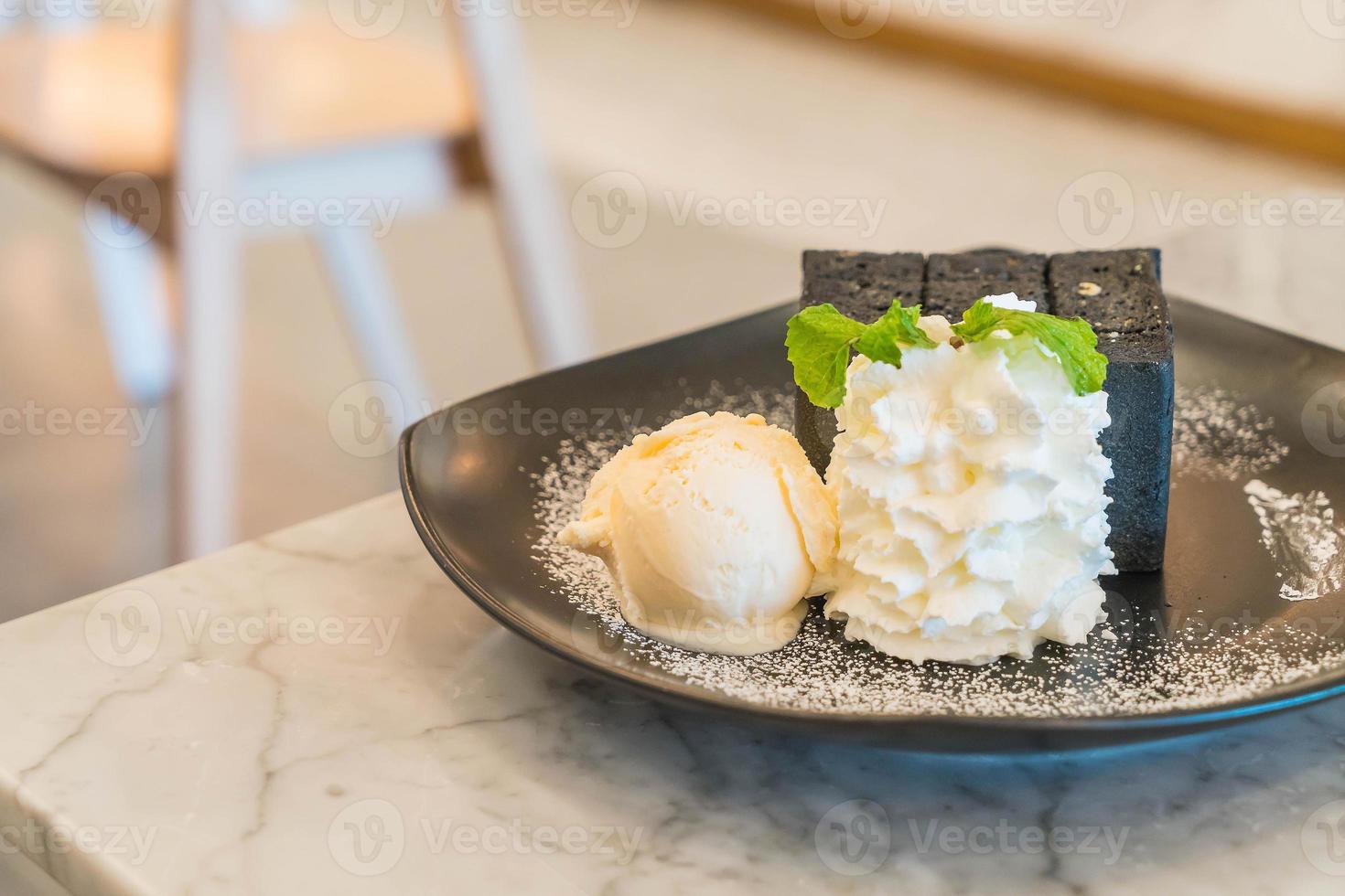 Torrada a carvão com sorvete e creme foto