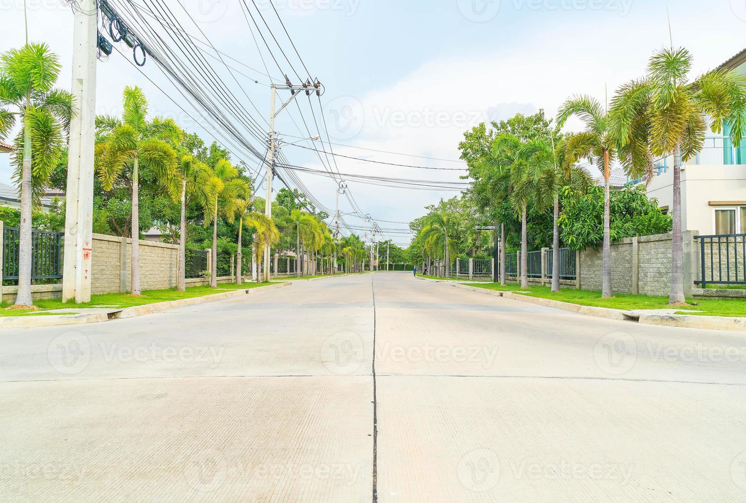 estrada vazia com casa na aldeia foto