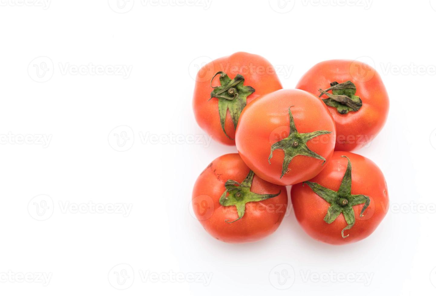 tomates frescos em fundo branco foto