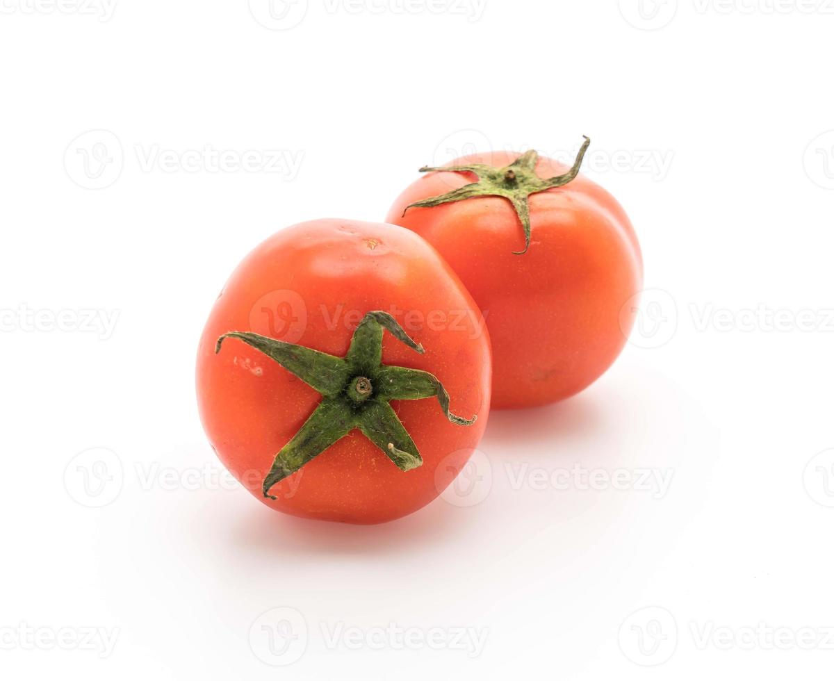 tomates frescos em fundo branco foto