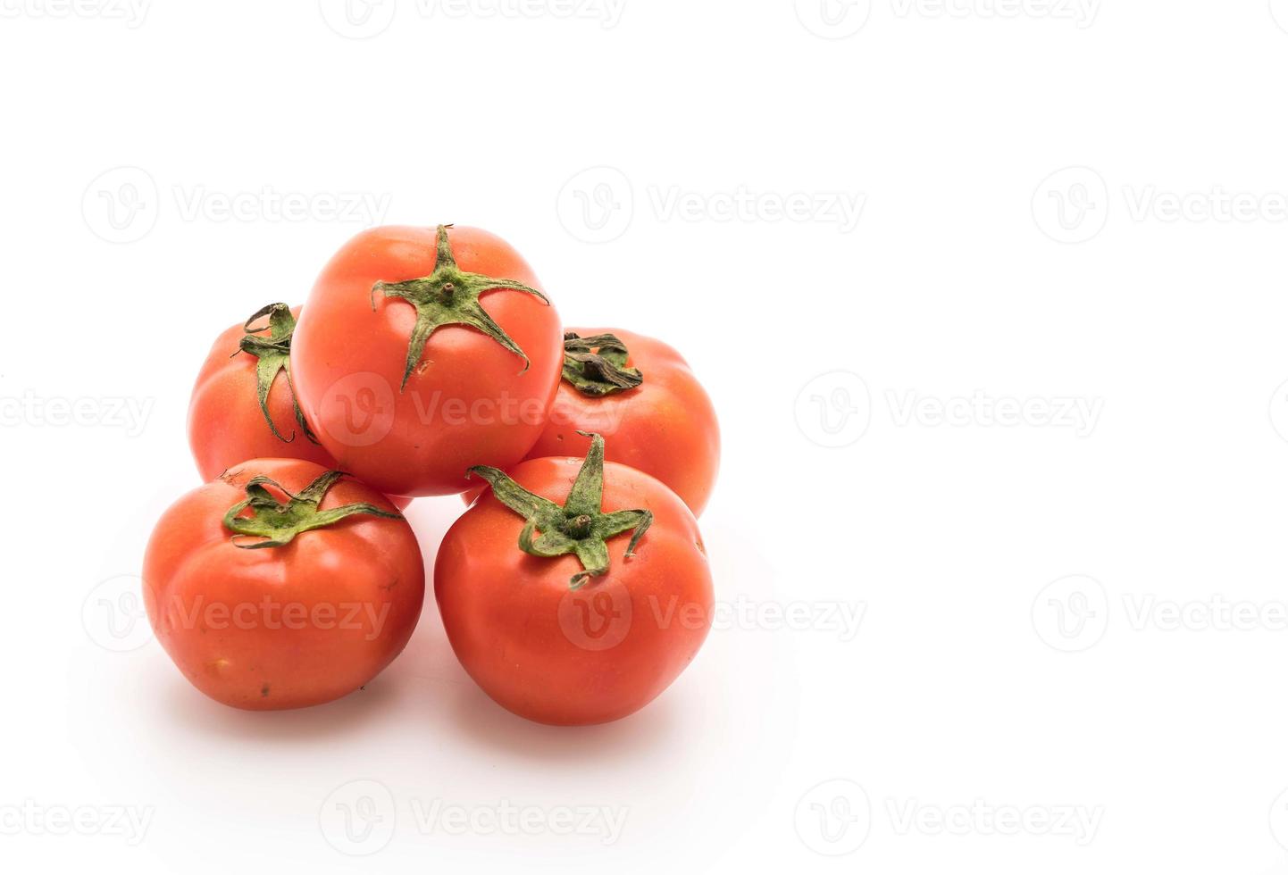 tomates frescos em fundo branco foto