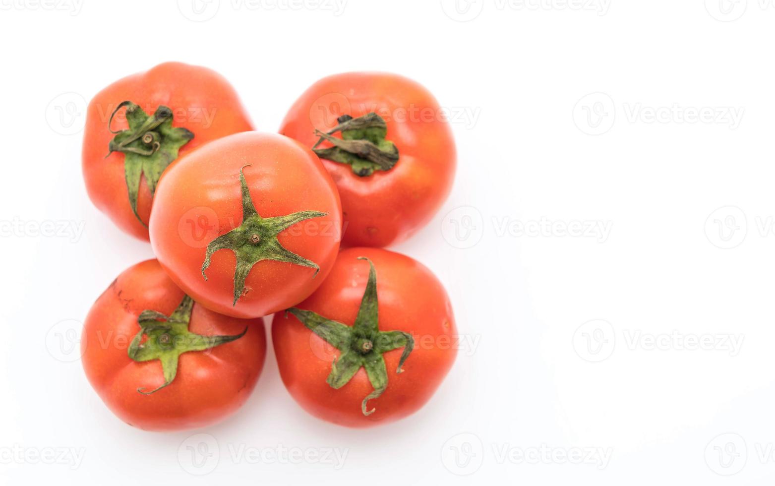 tomates frescos em fundo branco foto