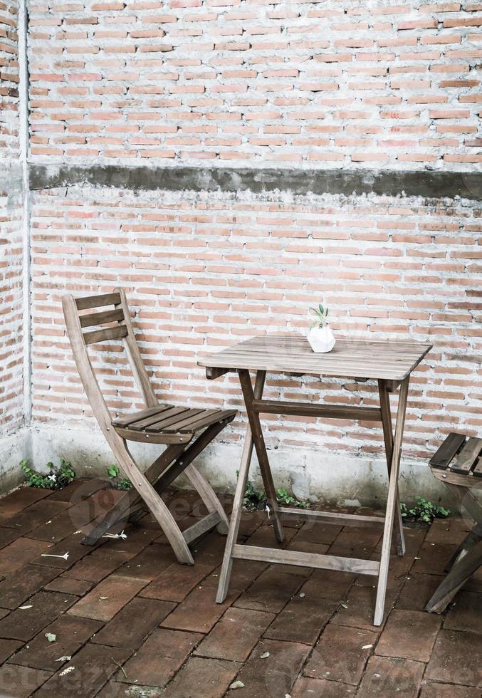 cadeira de madeira vazia em restaurante foto