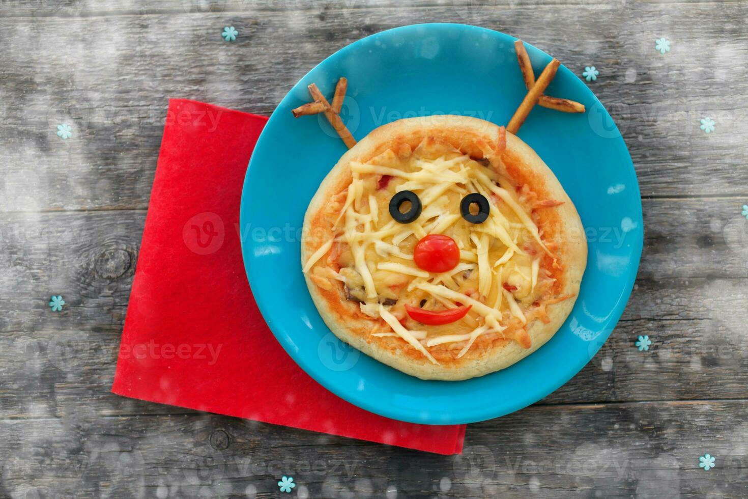Natal pizza dentro uma forma do rena em uma de madeira fundo. foto