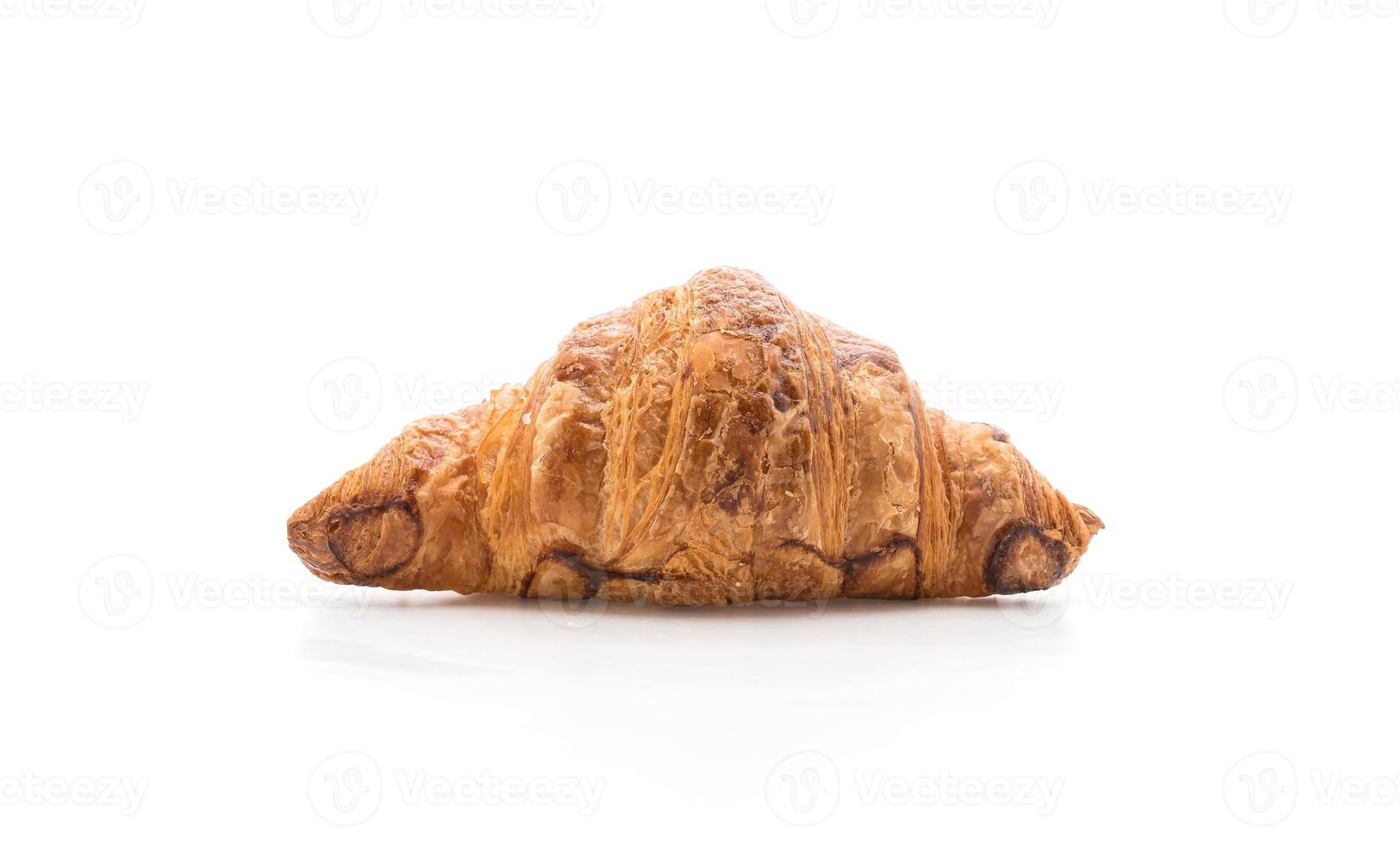 croissant de manteiga em fundo branco foto