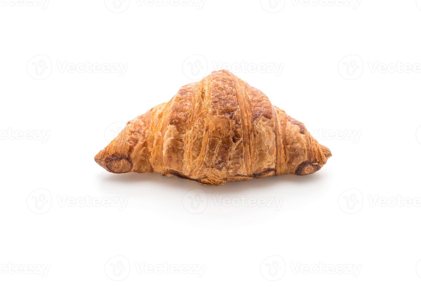 croissant de manteiga em fundo branco foto