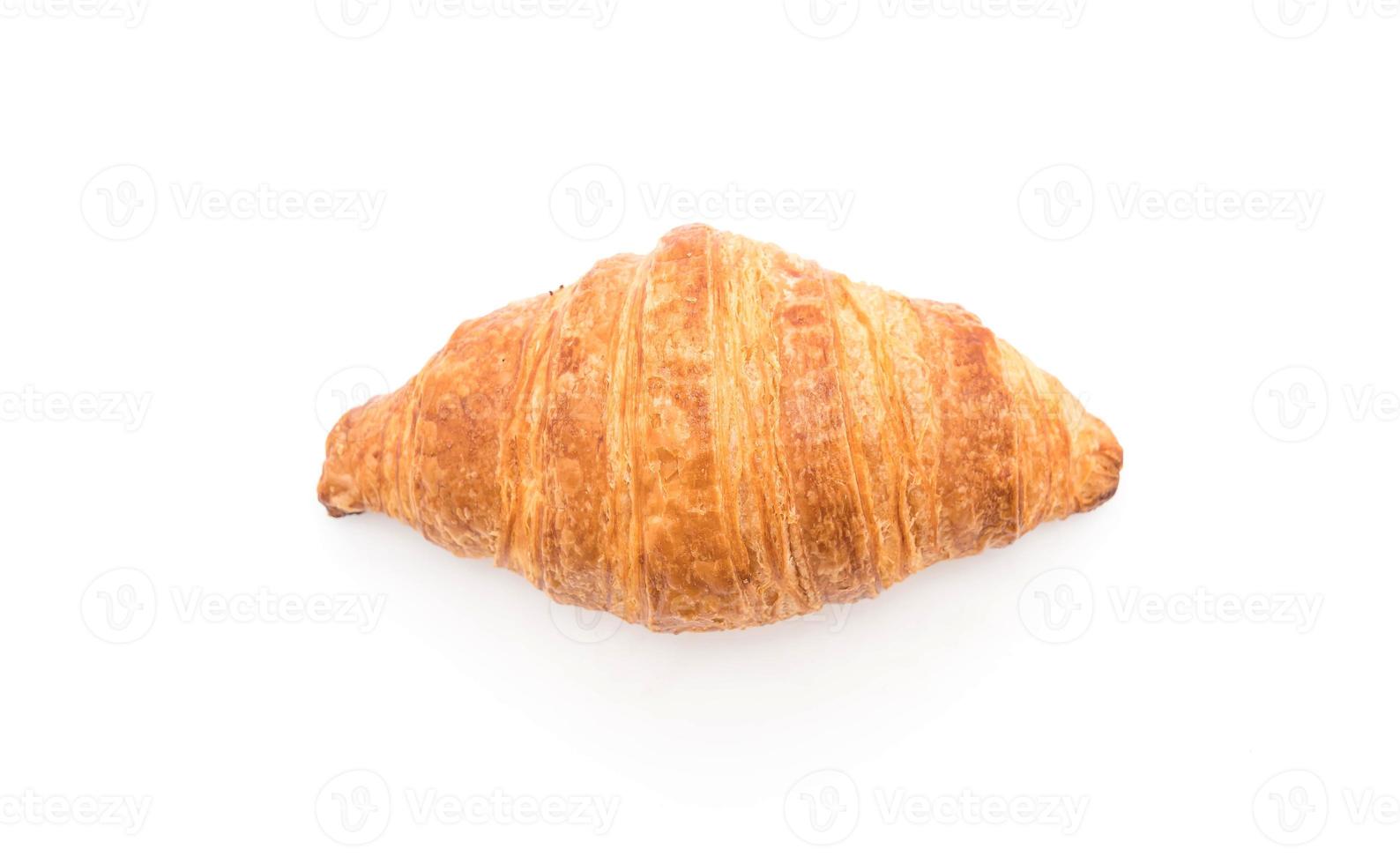 croissant de manteiga em fundo branco foto