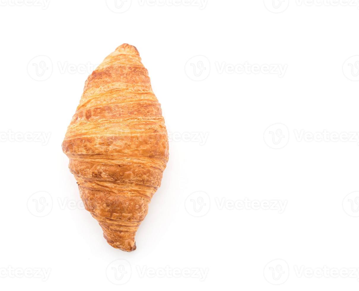 croissant de manteiga em fundo branco foto