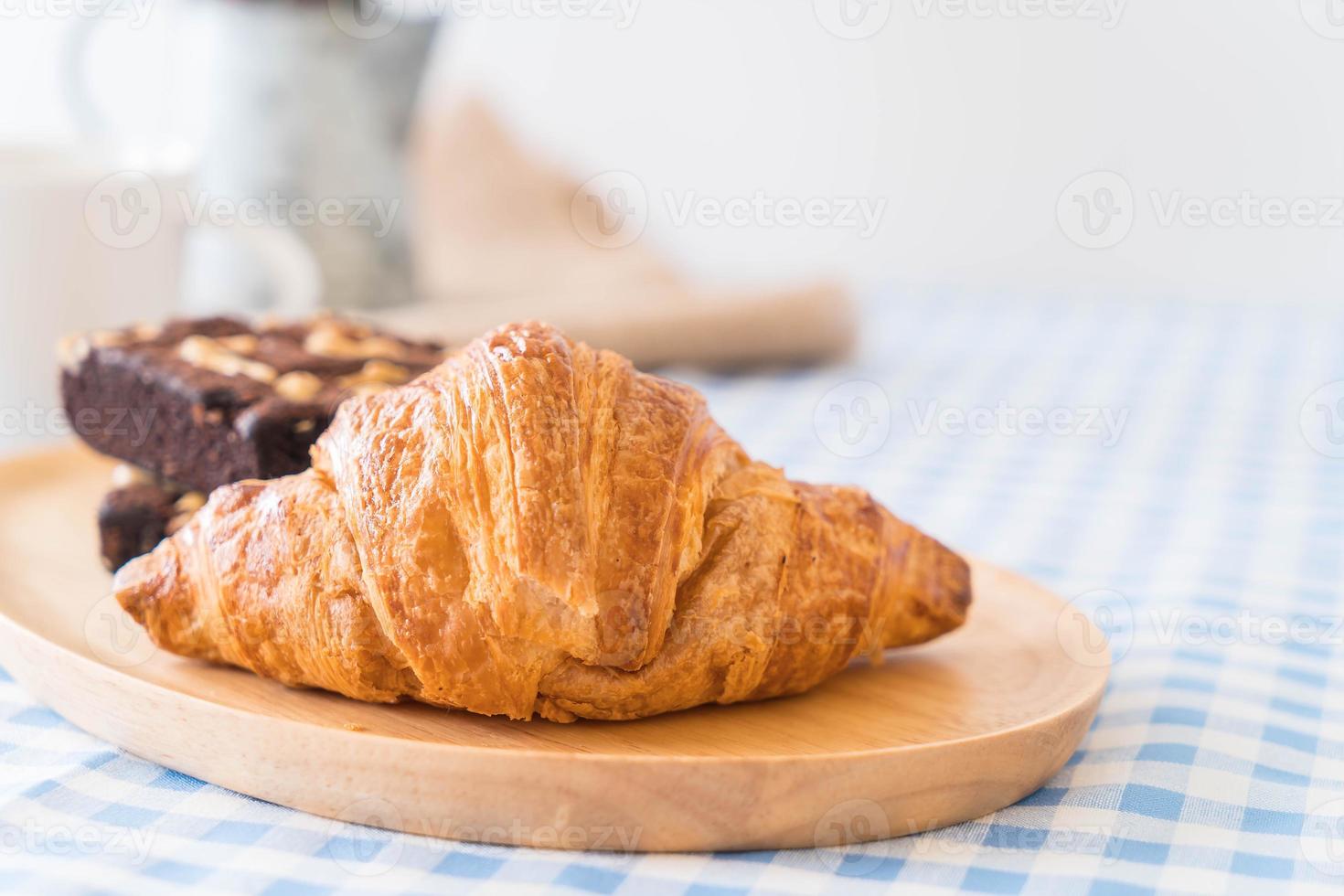 croissant e brownies na mesa foto