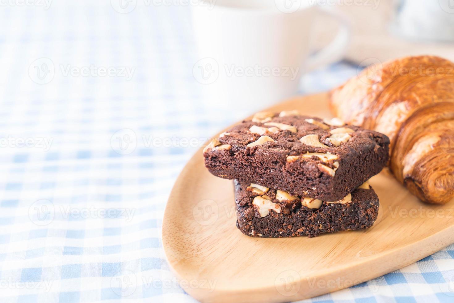 croissant e brownies na mesa foto