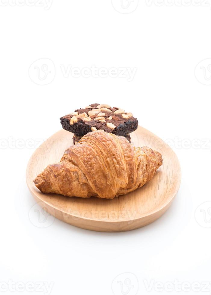 croissant e brownies na mesa foto