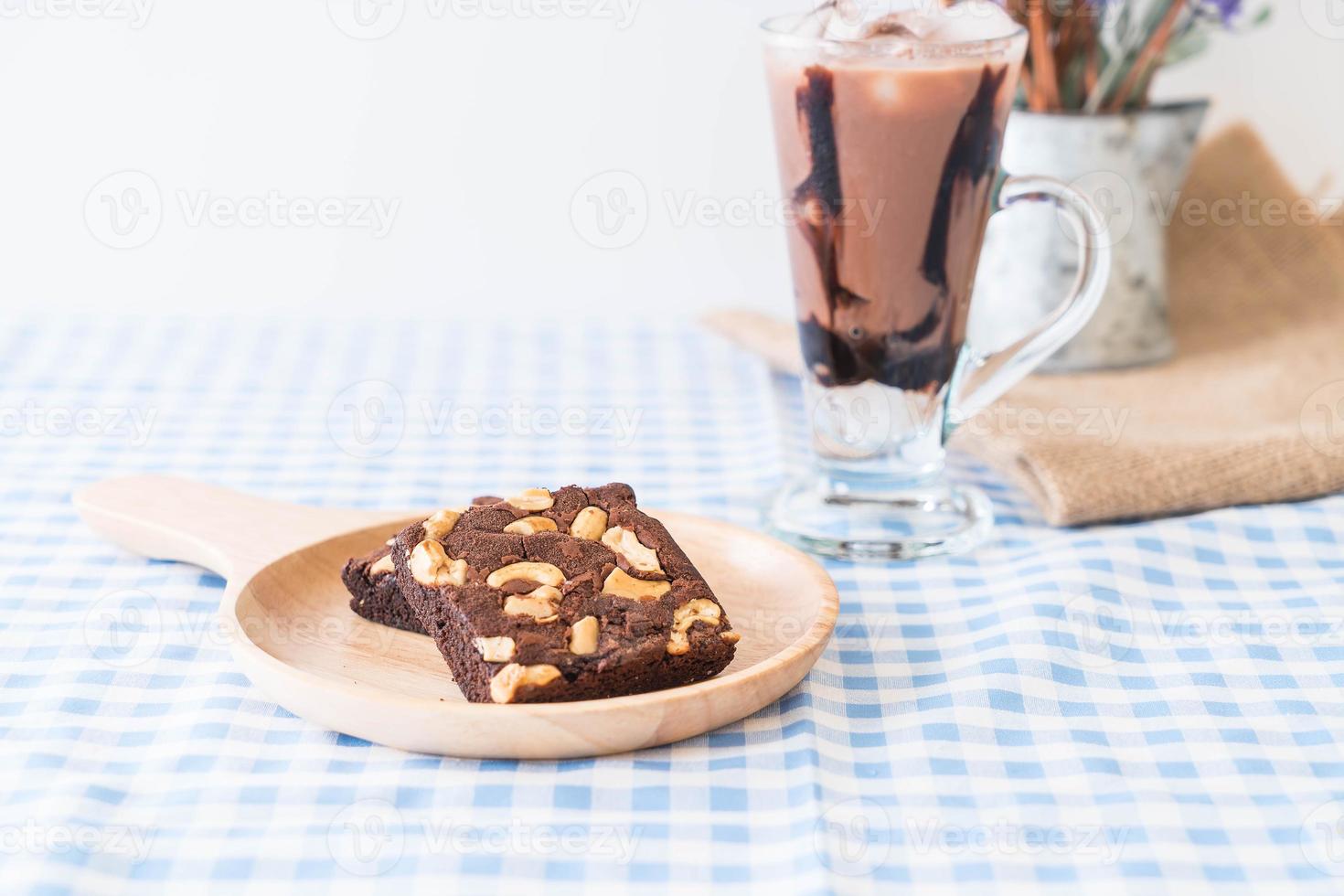 brownies de chocolate na mesa foto