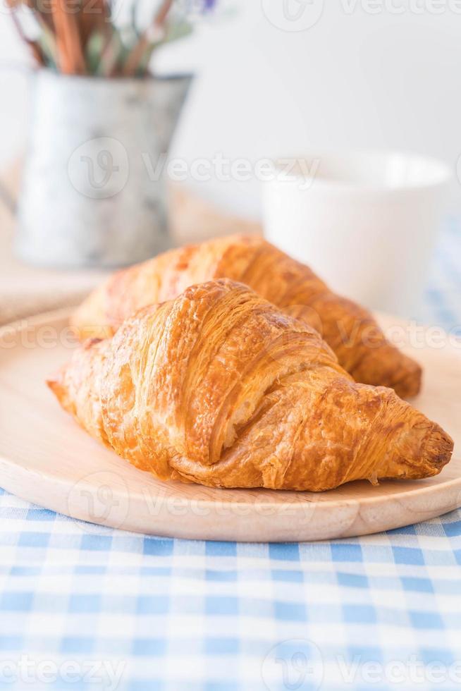 croissant de manteiga na mesa foto