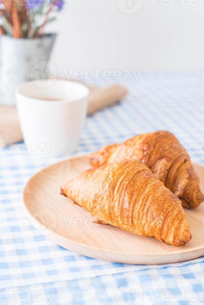 croissant de manteiga na mesa foto