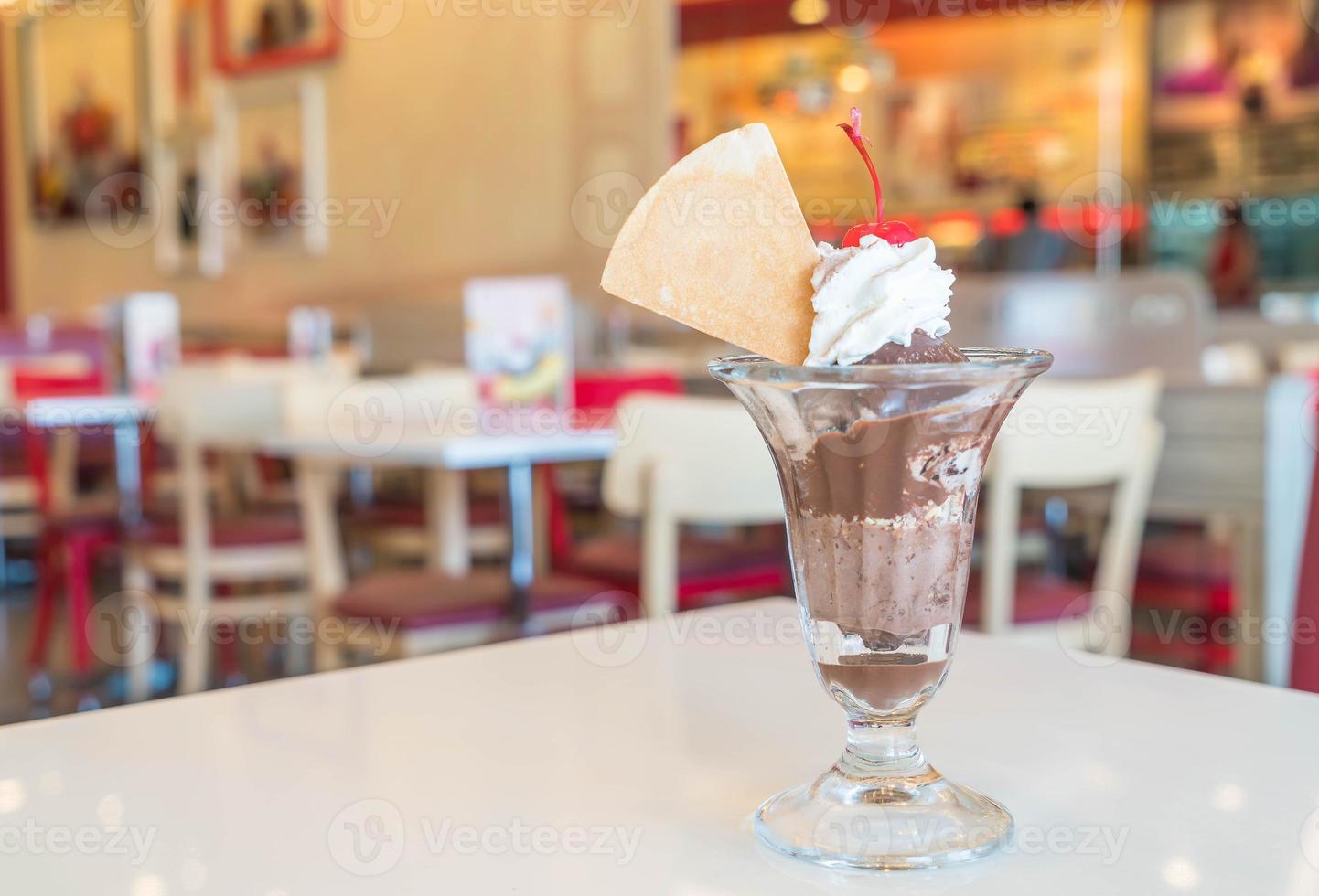 sorvete de sundae de chocolate em café foto