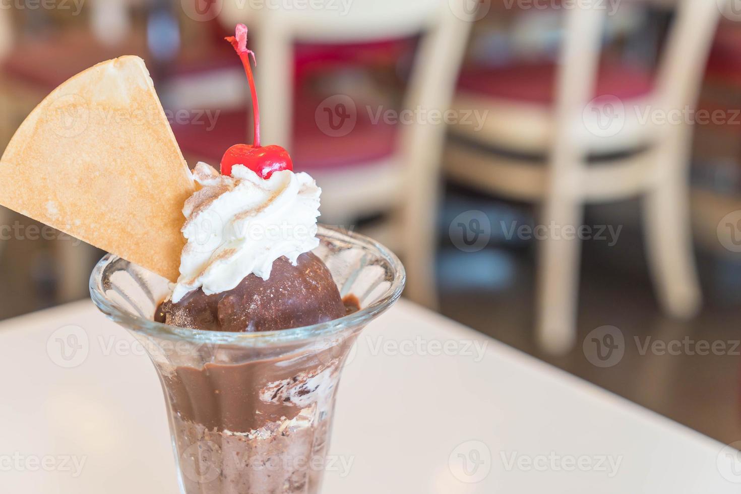 sorvete de sundae de chocolate em café foto