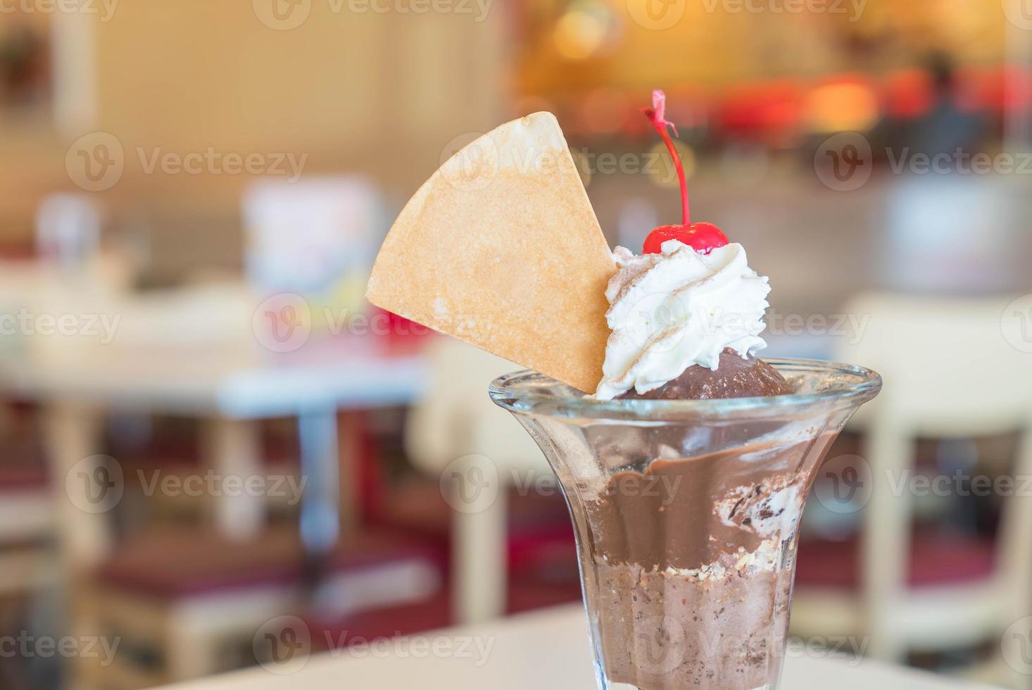 sorvete de sundae de chocolate em café foto