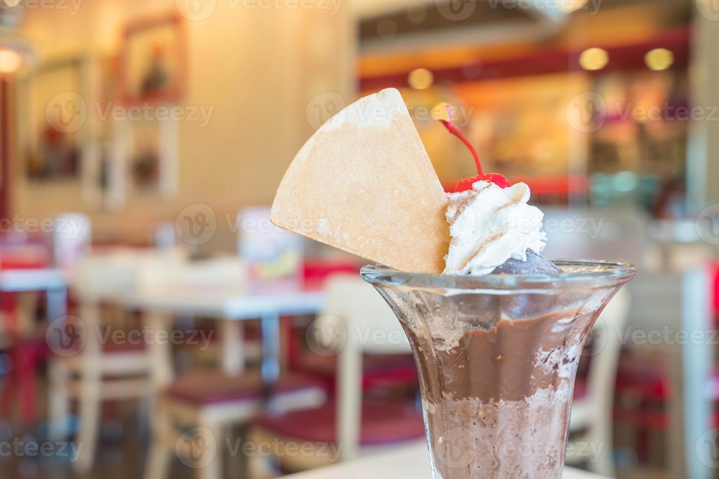 sorvete de sundae de chocolate em café foto