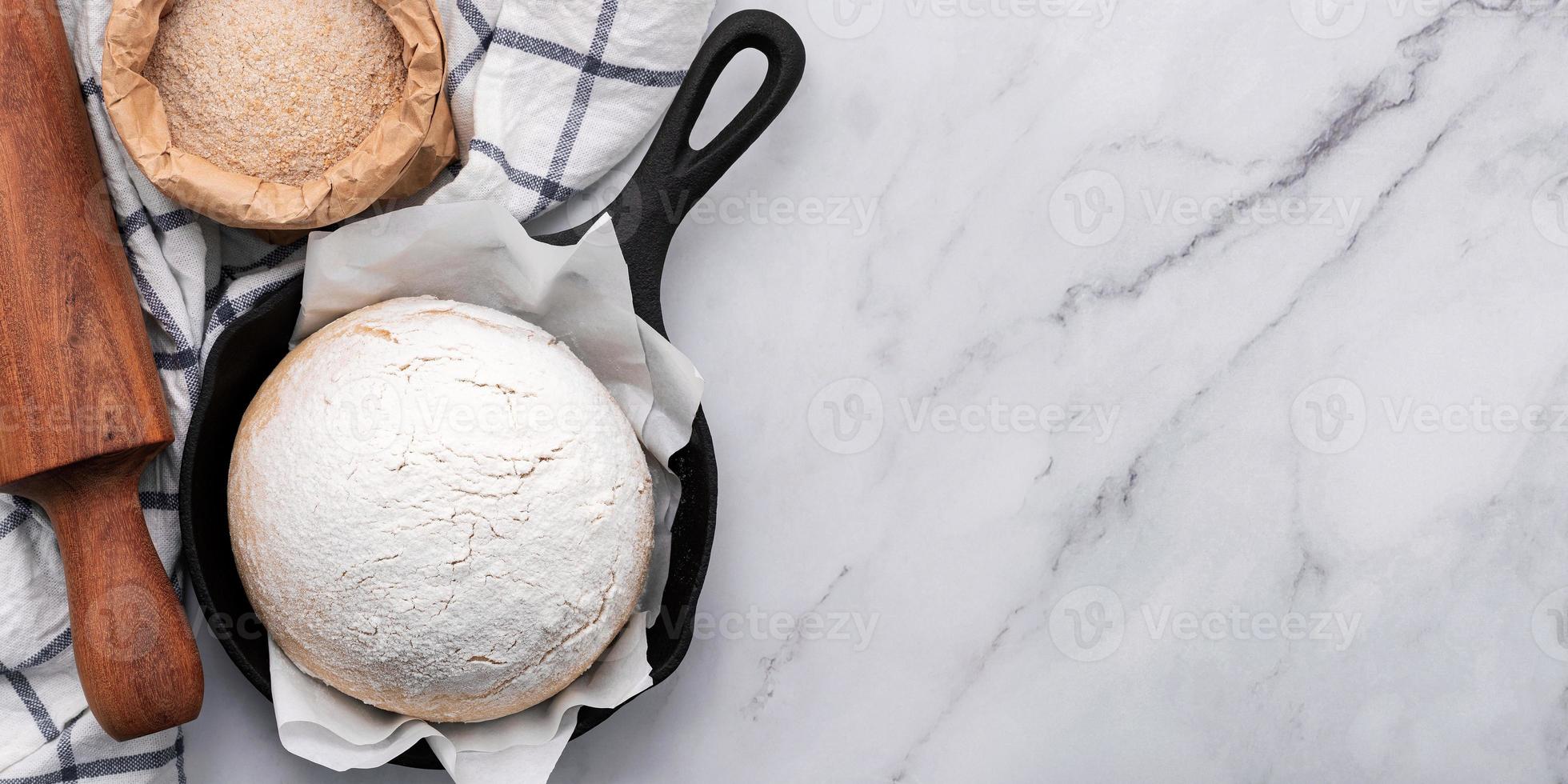 Massa de fermento caseira fresca na mesa de mármore foto