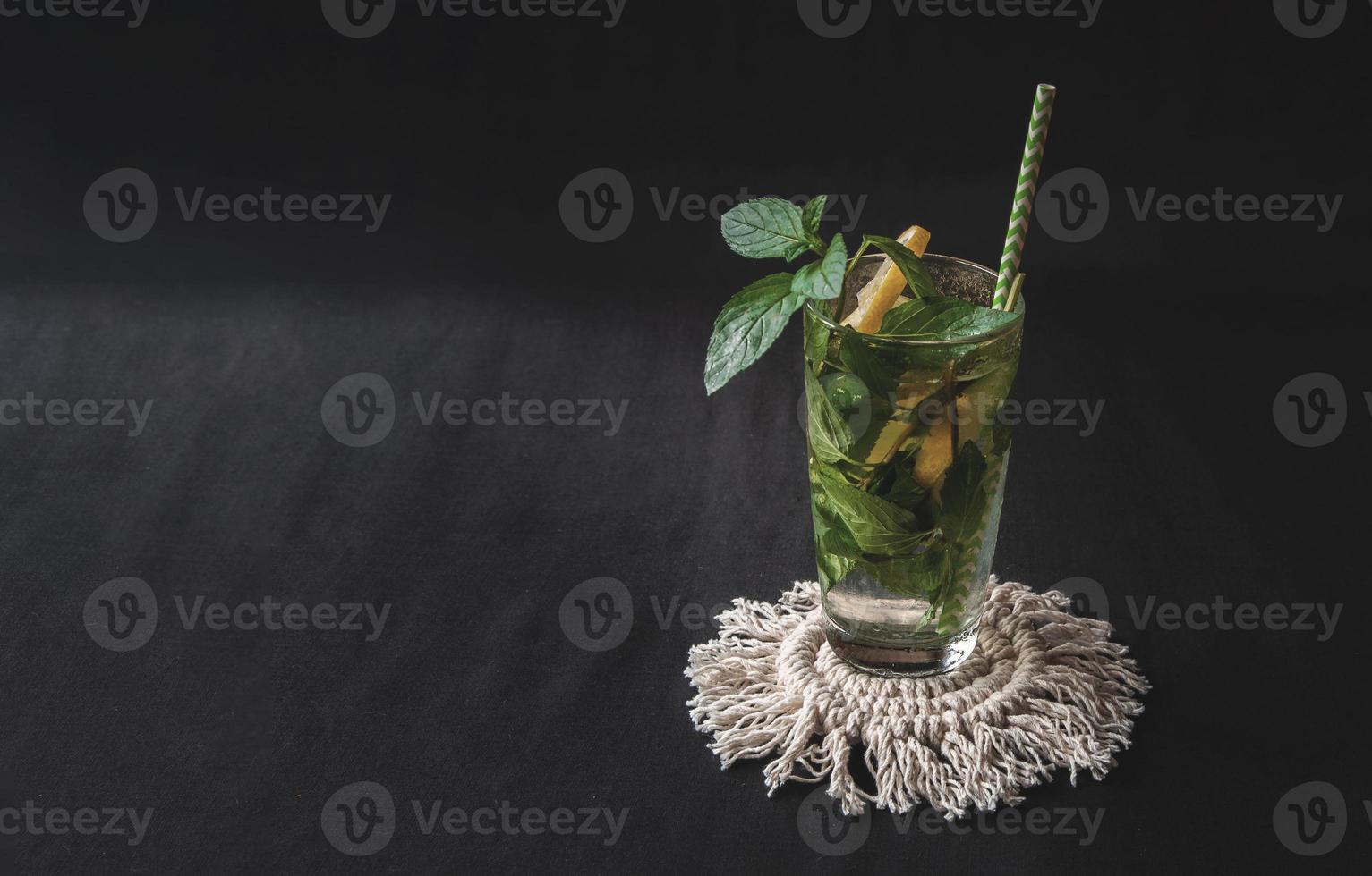 Coquetel de frutas cítricas de verão mojito com limão e hortelã. foto