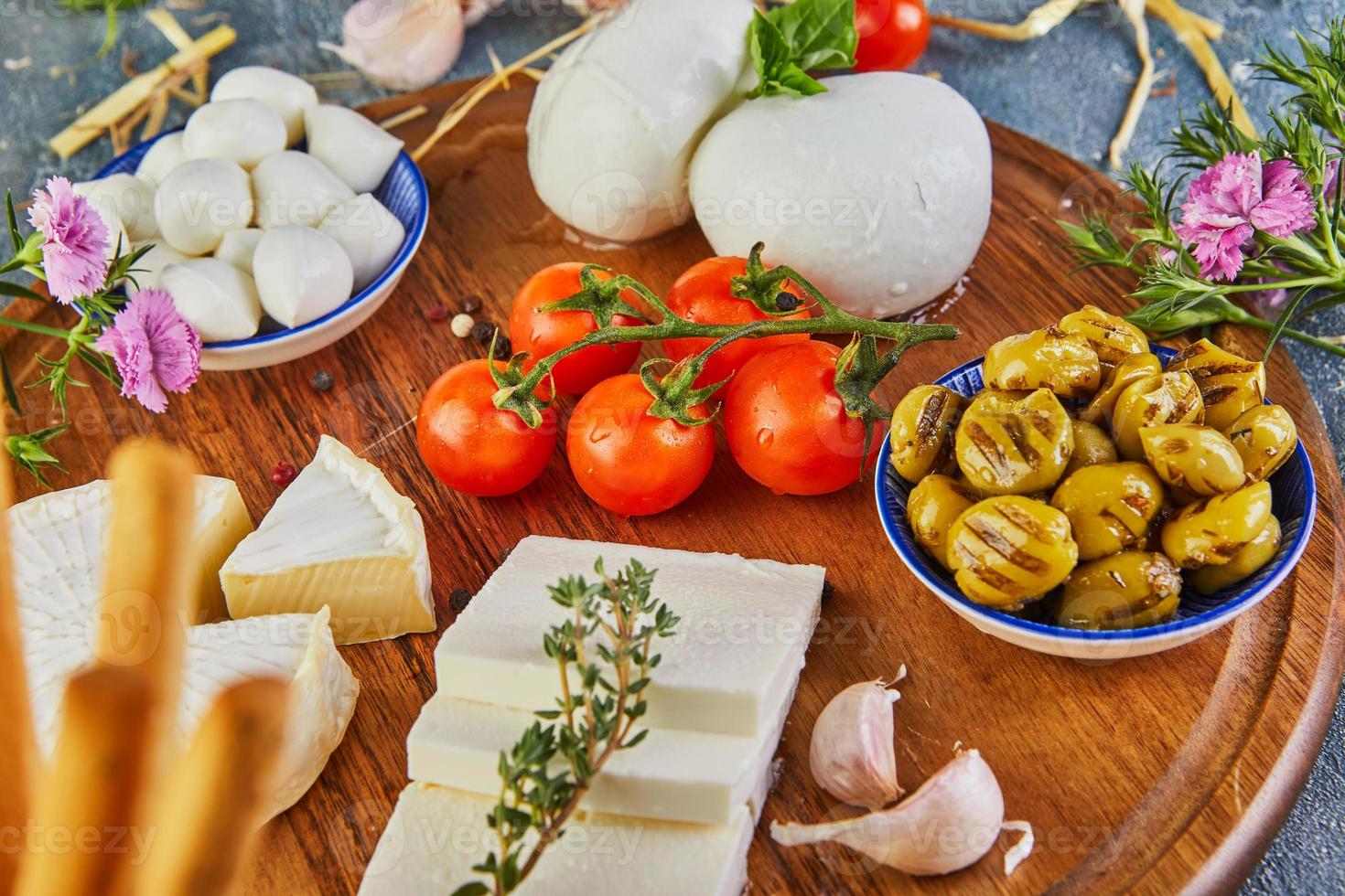 queijo mussarela baby brie, queijo búlgaro e mussarela foto