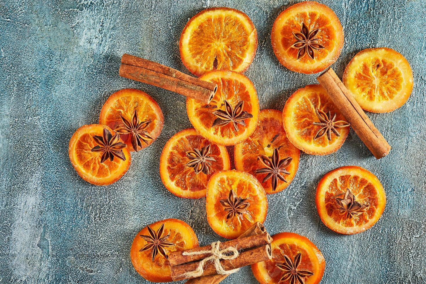 fatias de laranjas ou tangerinas secas com anis e canela foto