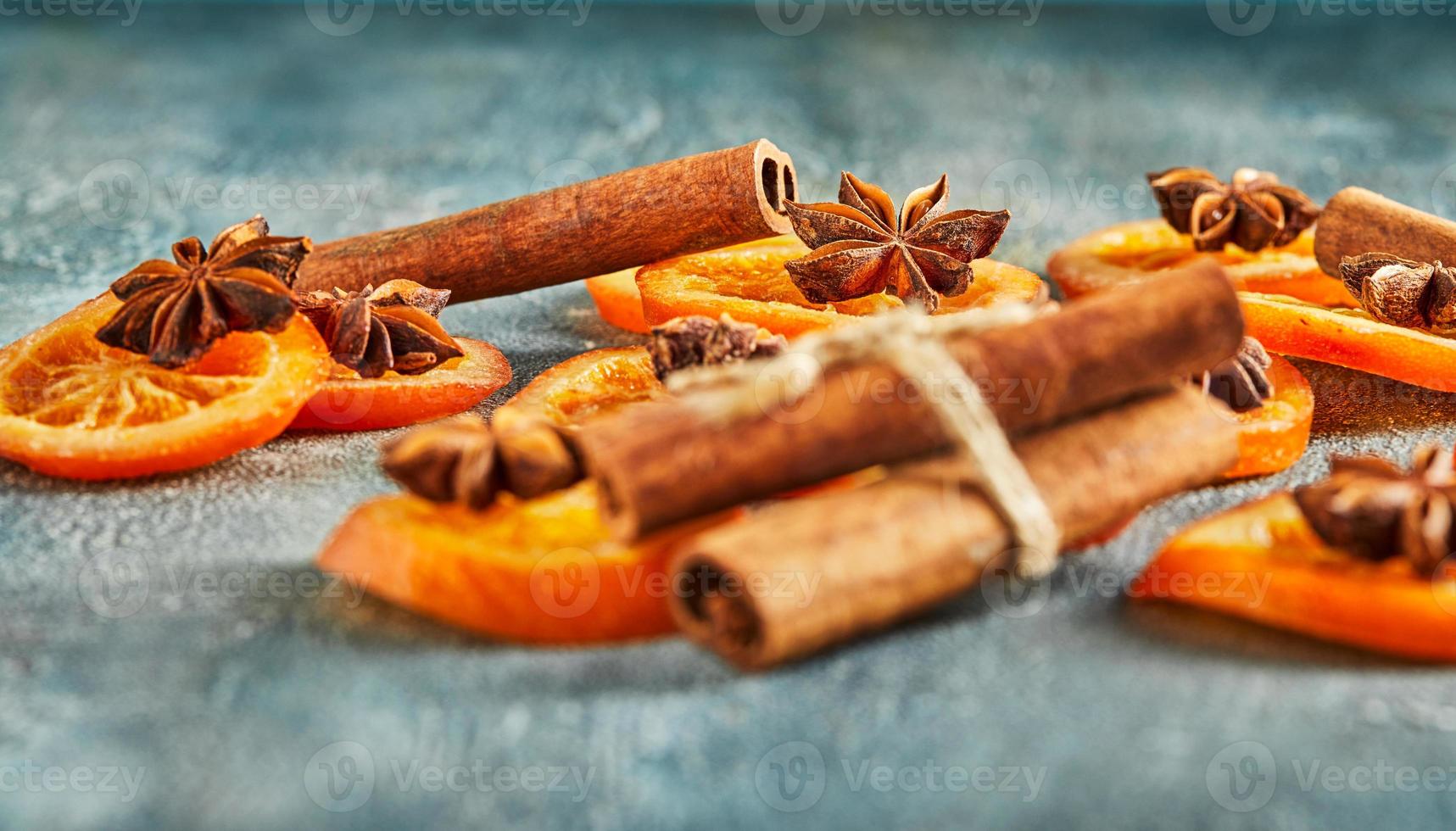 fatias de laranjas ou tangerinas secas com anis e canela foto