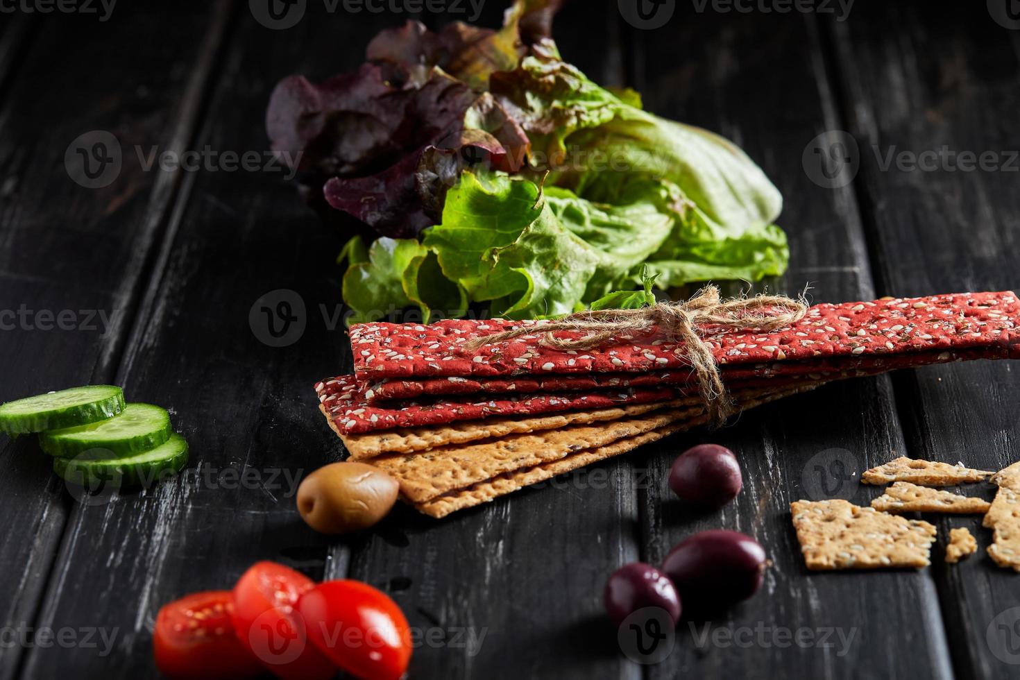 Bolachas de beterraba e farinha de centeio com legumes para fazer lanche foto