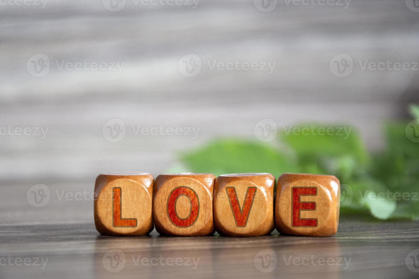 Ame. a palavra amor está escrita em cubos de madeira. foto