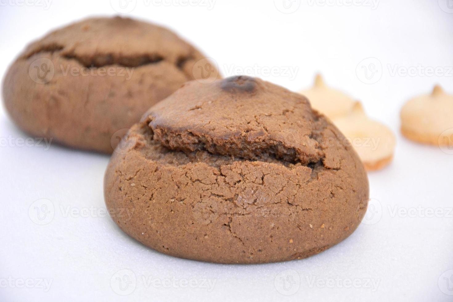 cookies close-up em um fundo branco. biscoitos redondos close-up foto