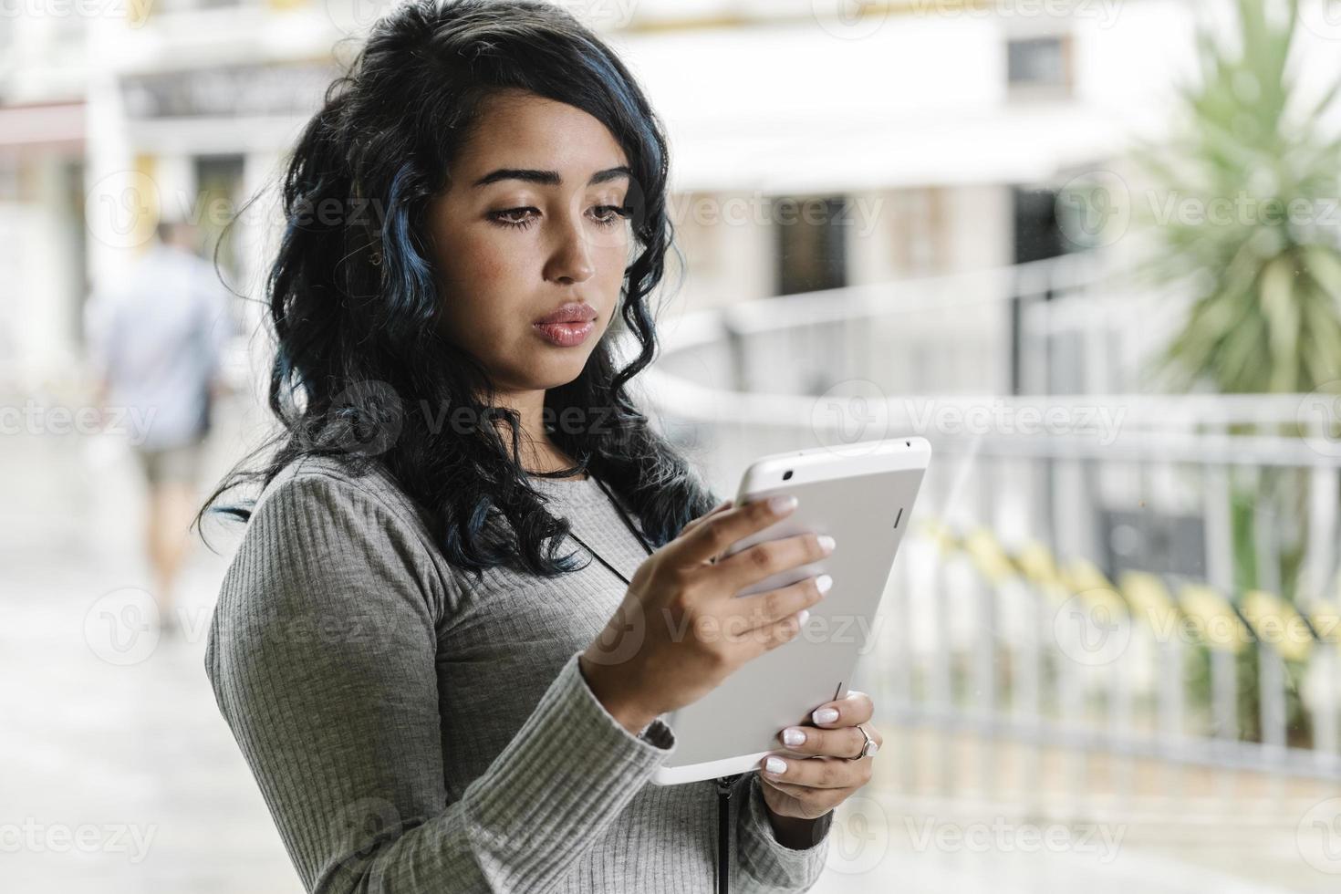 mulher hispânica trabalhando com um tablet foto