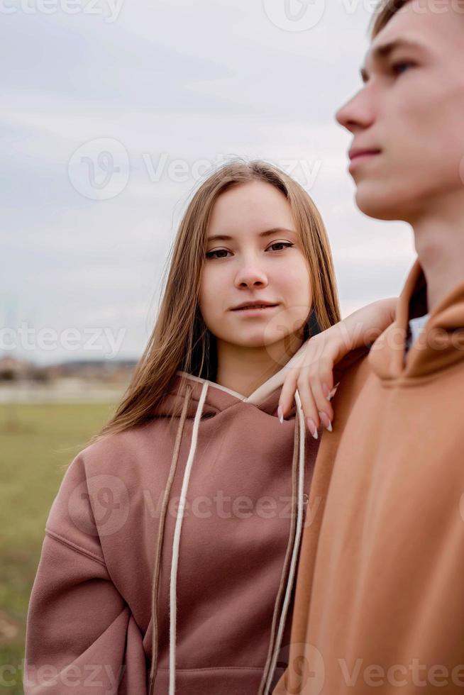 casal em pé ao ar livre em dia nublado foto
