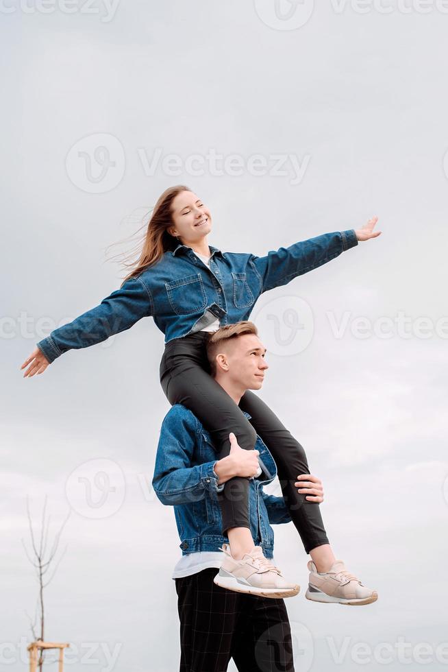 jovem casal apaixonado passando um tempo juntos no parque se divertindo foto