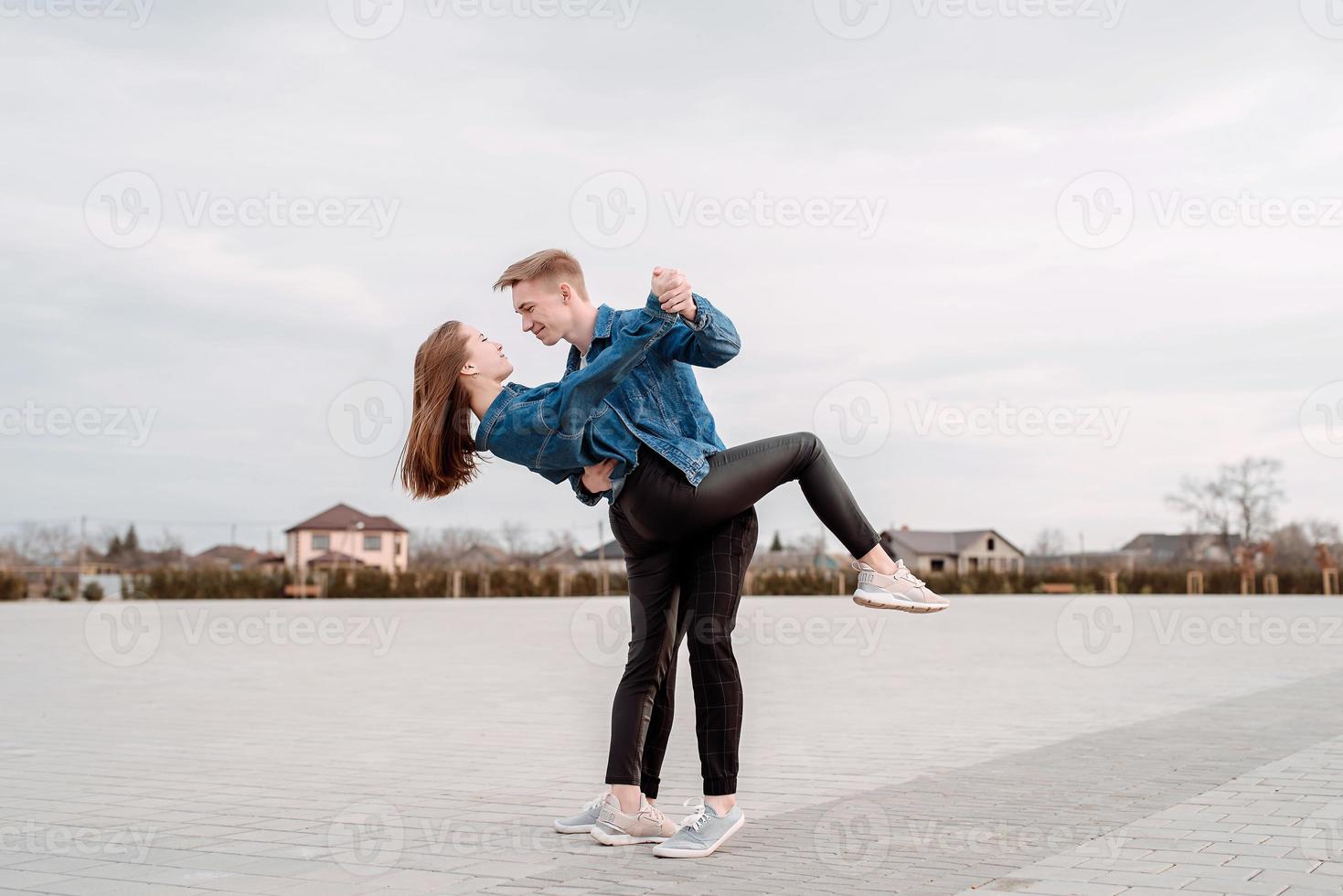 jovem casal dançando tango apaixonado na praça do parque foto