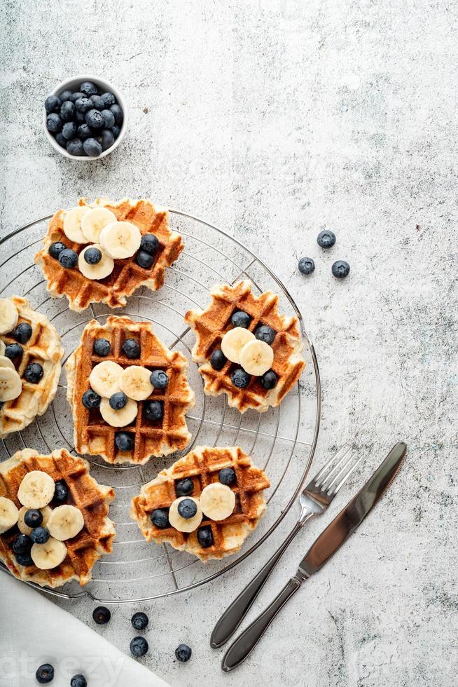 vista superior de waffles feitos na hora com mirtilos, banana e iogurte foto