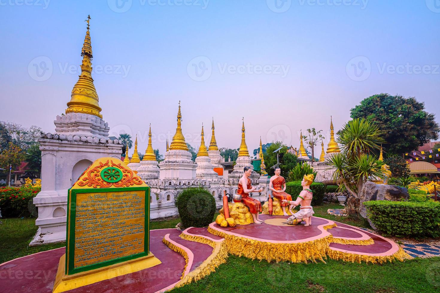 wat phra chedi sao lang é um templo budista em lampang, tailândia foto