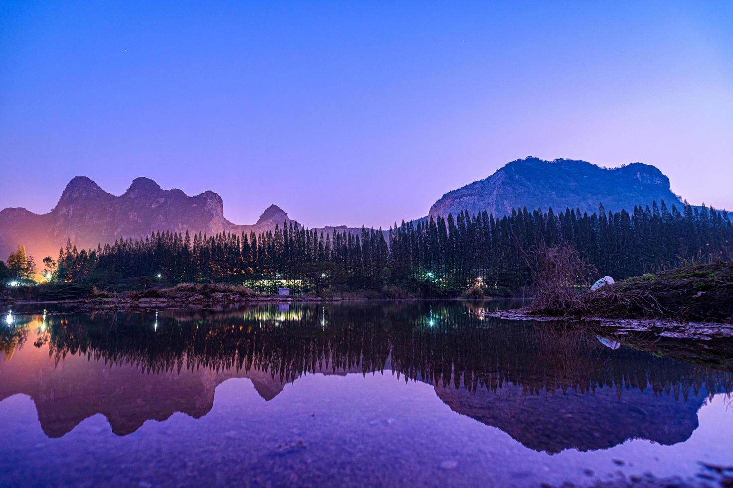 bela vista da paisagem com reflexo no lago em Khao e bid foto