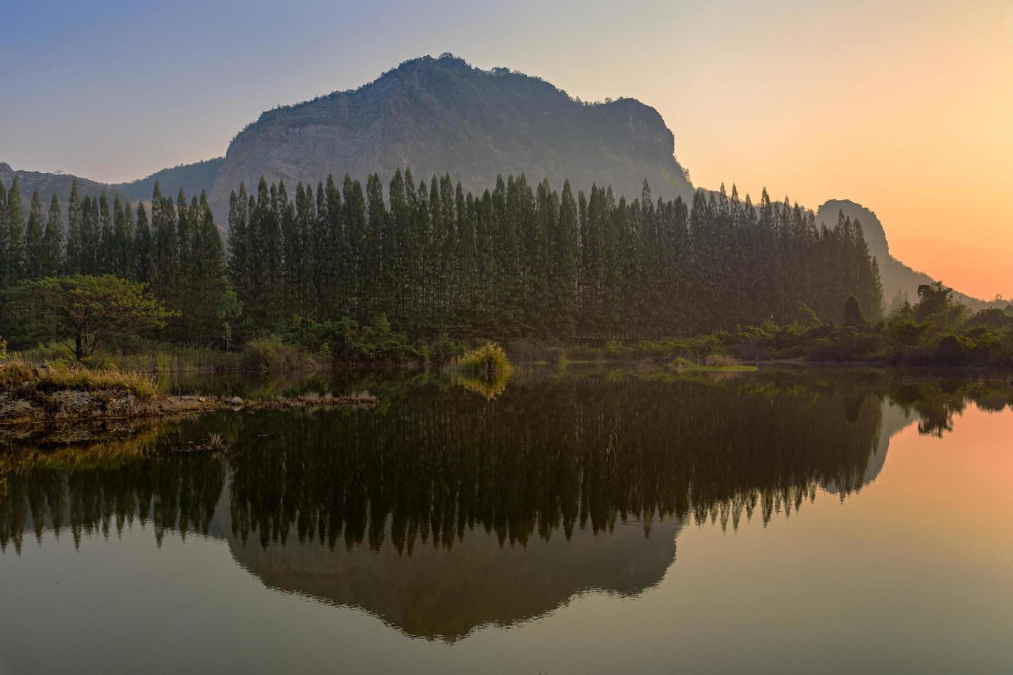 bela vista da paisagem com reflexo no lago em Khao e bid foto