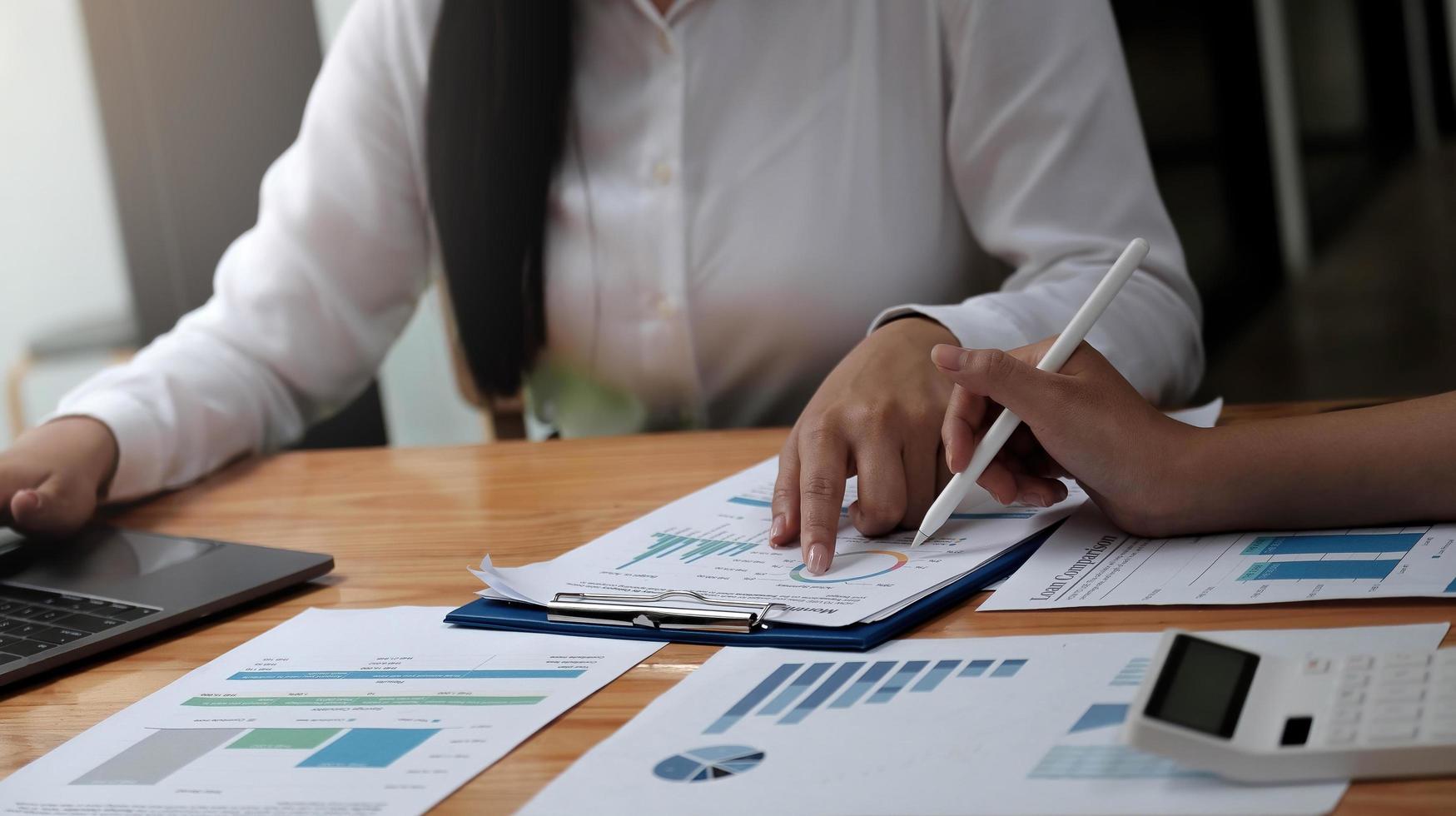 reunião de consultor de negócios asiático para analisar e discutir a situação foto